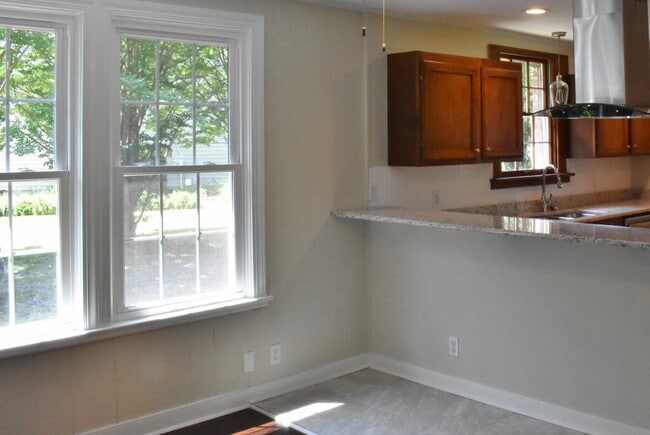 Building Photo - 3 BR, 2 BA West End Rancher