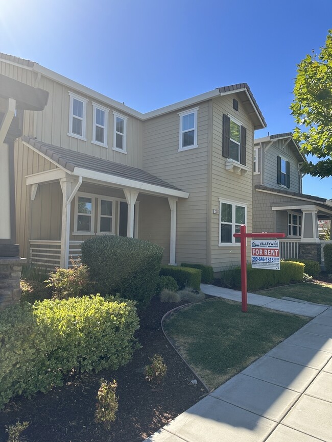 Primary Photo - Gorgeous Mountain House 4 Bedroom 3 Bath Home