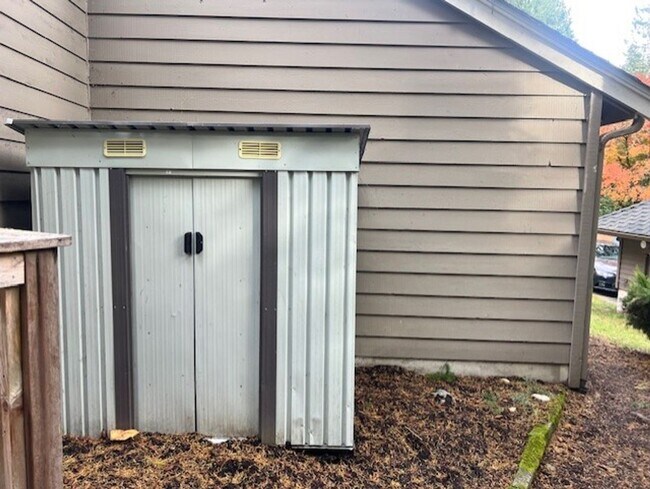 Building Photo - Highly desirable Sammamish 3 bedroom, 3 bath 1970asf.