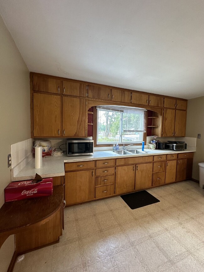 Building Photo - Great 4 Bed 2 Bath with AC close to UWEC! ...