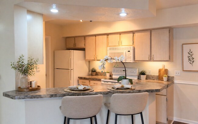 Building Photo - Gorgeous 2/2 Wood Floors Condo For Rent @ The Crest close to UCF and Valencia.