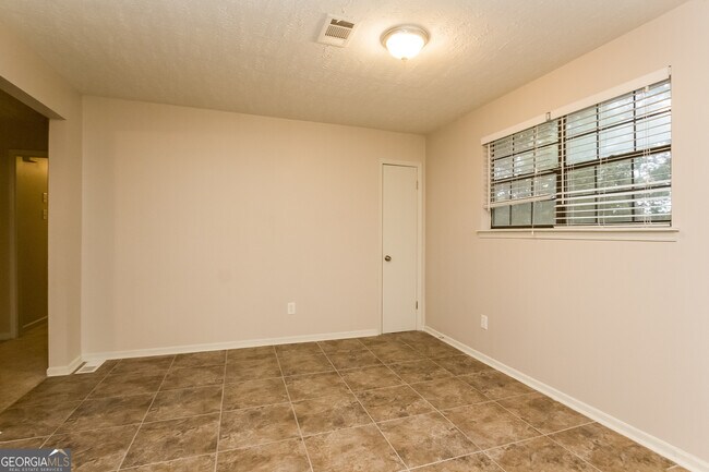 Building Photo - 5845 S Quail Dr