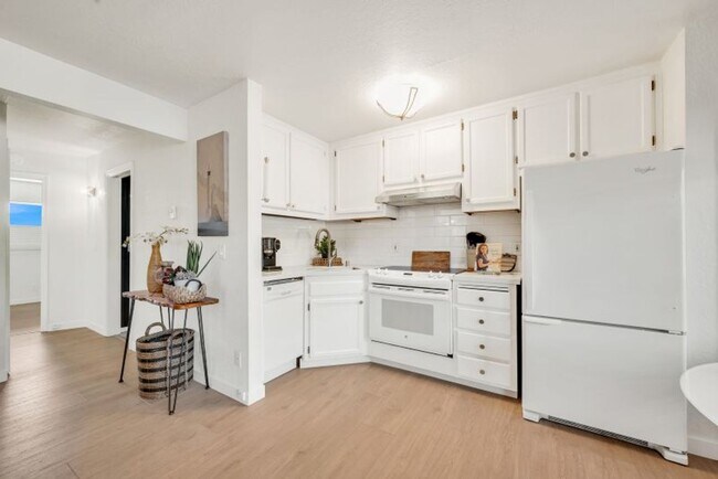 Building Photo - Darling Fully Furnished Condo Bathed in Natural Light