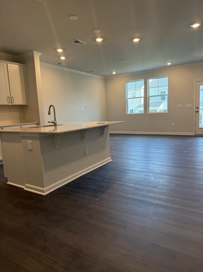 Building Photo - 5871 Woodlawn Dr