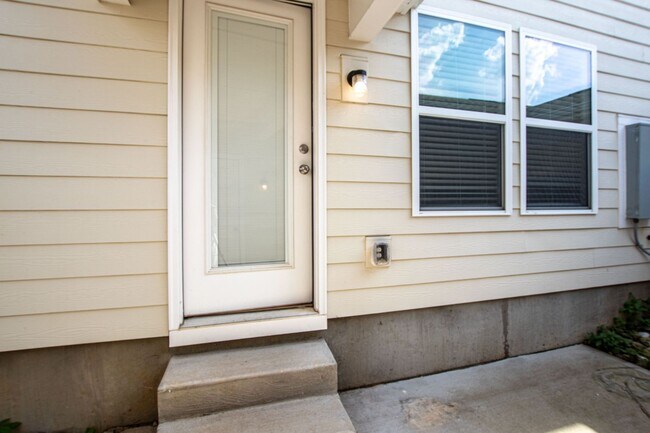 Building Photo - BEAUTIFUL 3 Bedroom Townhome Bonterra Vill...