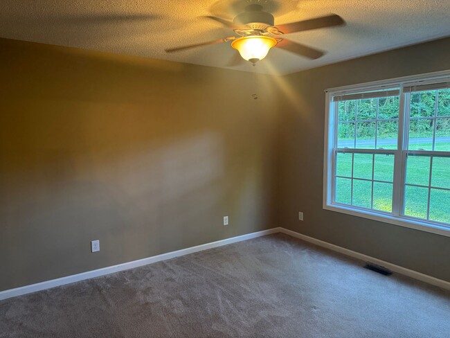 Building Photo - Charming one level home in a wonderful Bri...