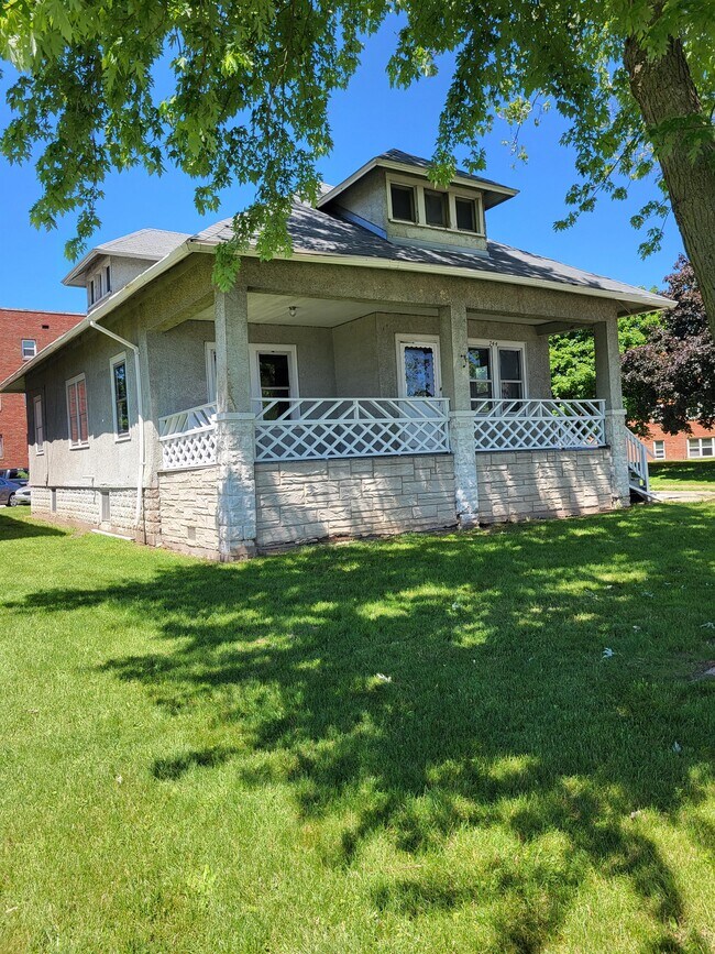Primary Photo - 744 River Dr