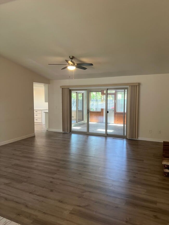 Building Photo - 142 Hillview Dr