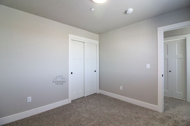 Building Photo - 3 Bedroom, 2.5 Bath Richland Townhome