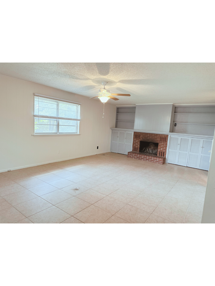 Versatile Living Space w/Fireplace - 4212 N Locust St
