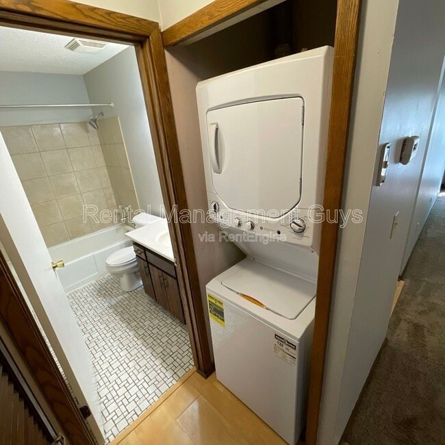 Building Photo - 8693 Maplebrook Pkwy N