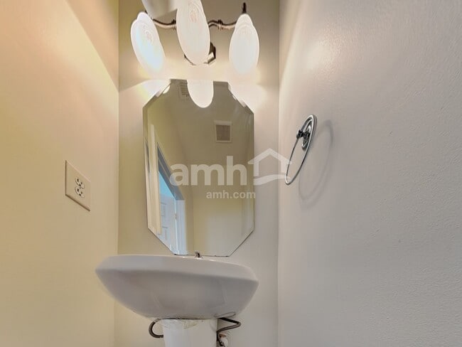 Building Photo - 15730 Lakepoint Forest Dr