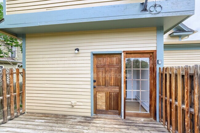 Building Photo - 1118 6th St