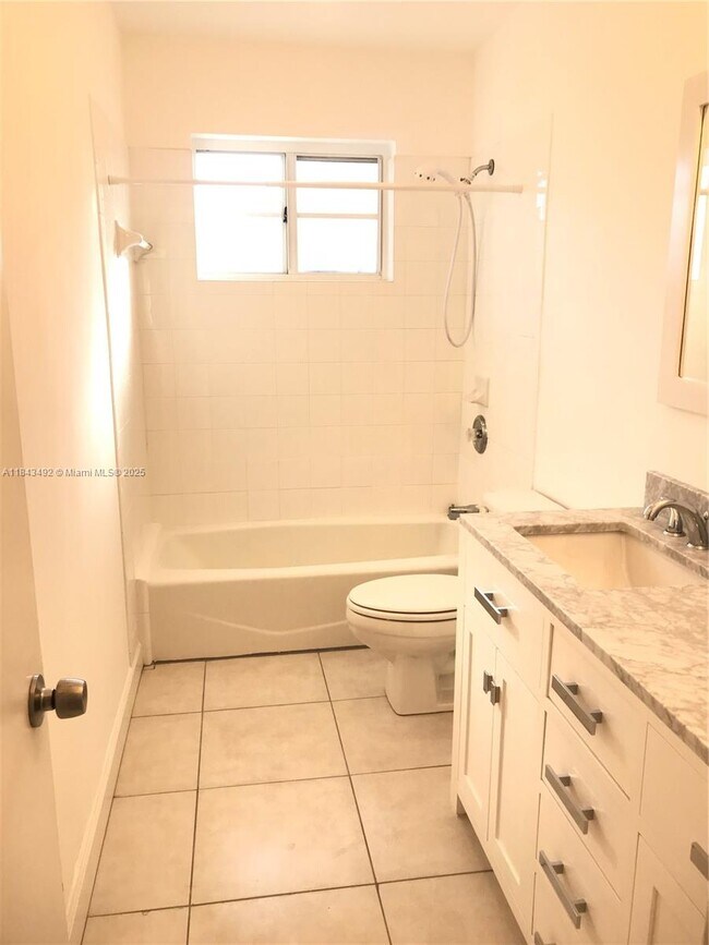 Building Photo - 10525 SW 77th Ct