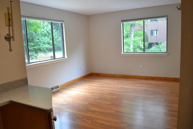 Building Photo - 53 Treetop Park