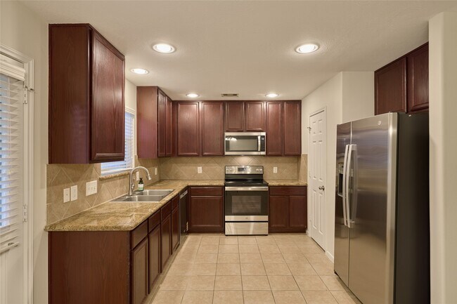 Building Photo - 12515 Lakeshore Dr