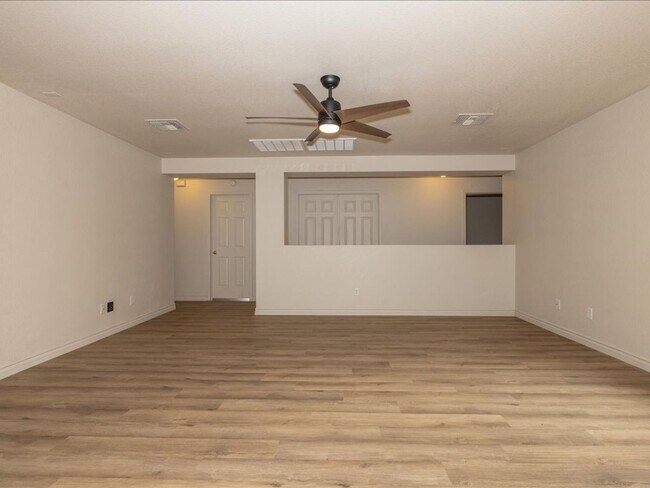 Building Photo - 3 Bedroom 2 Bathroom with Den
