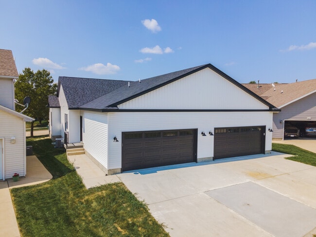 Building Photo - 1613 Belclare Rd