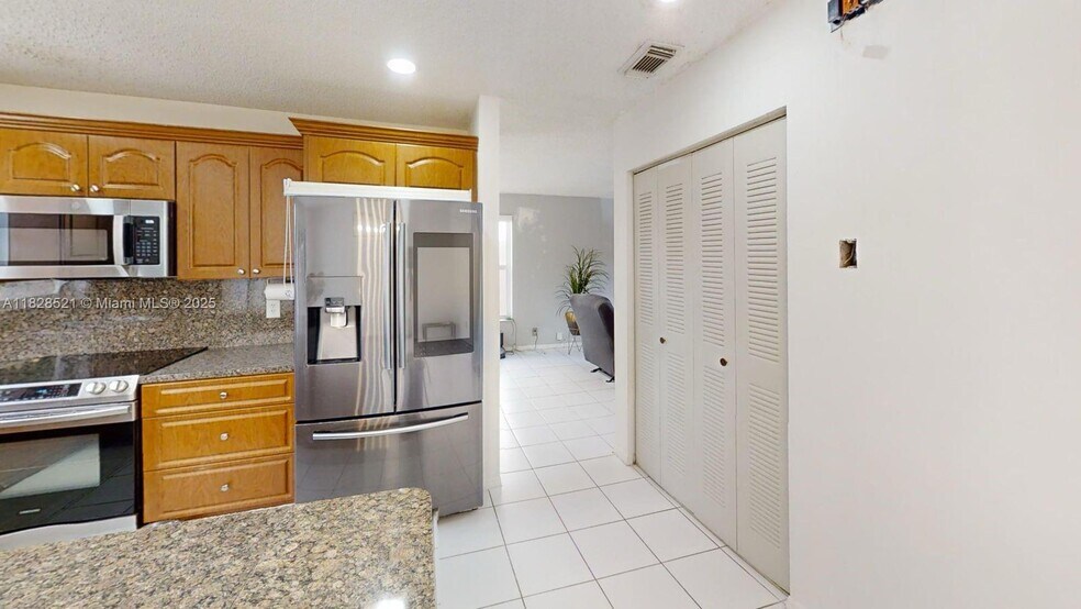 Building Photo - 8422 SW 44th Pl