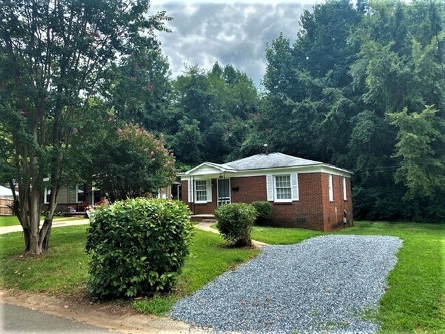 West Charlotte. Renovated 2 Bedroom! - West Charlotte.  Renovated 2 Bedroom!