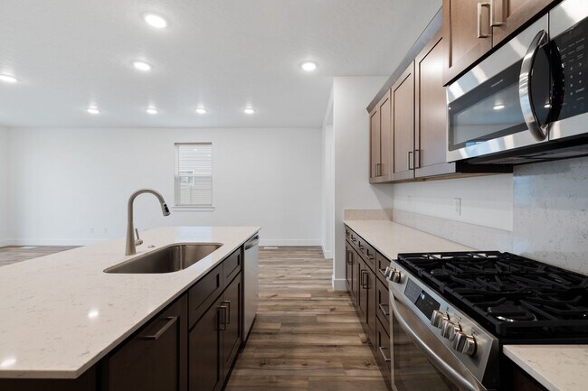 Building Photo - Move-In Ready Elegance - 4 Bedrooms! Pet Fridley!