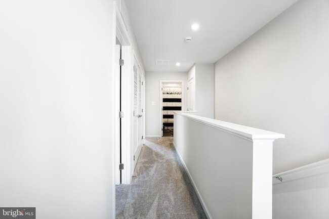 Building Photo - 704 Four Seasons Ct