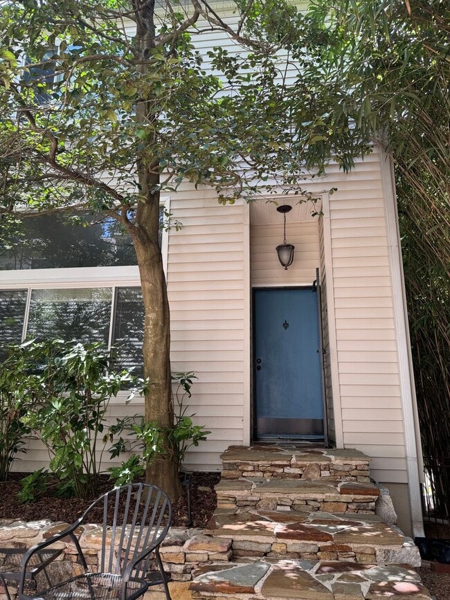 Building Photo - Centrally Located 2 BED/1.5 BATH TOWNHOME ...