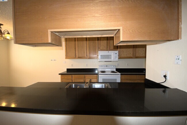 Building Photo - 1214 Sycamore Dr