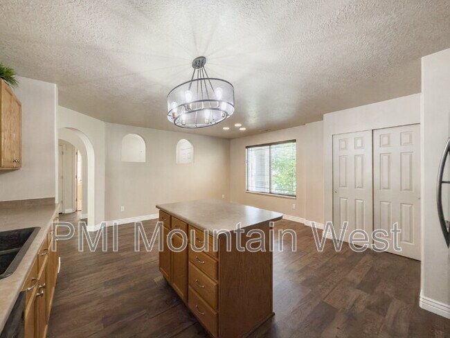 Building Photo - 955 Alton Dr