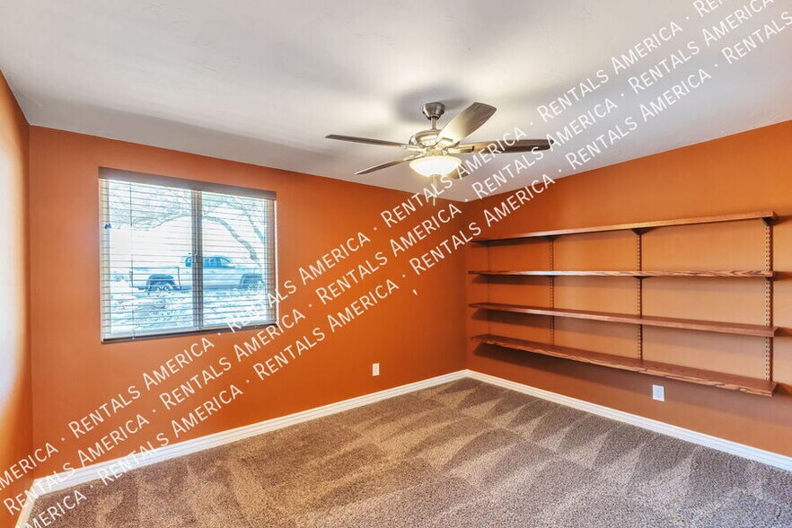 Building Photo - 330 E Mountain Vista Dr