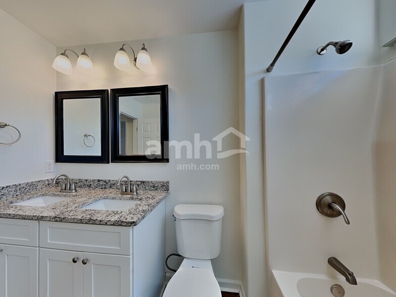 Building Photo - 718 Barrocliff Rd