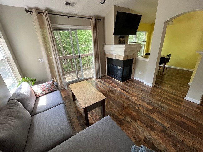 Building Photo - Charming 3BR Townhome in Indianapolis