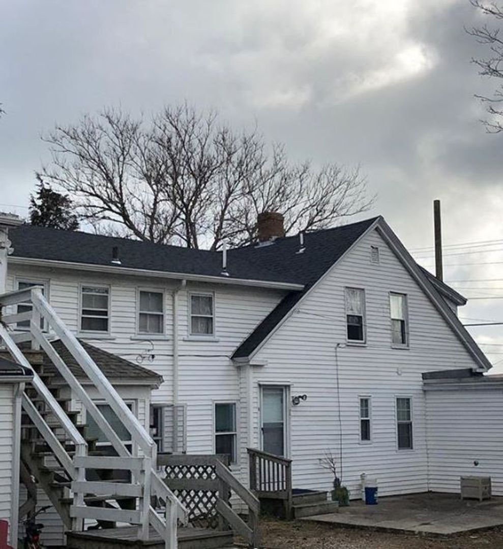 Building Photo - 576 Main St
