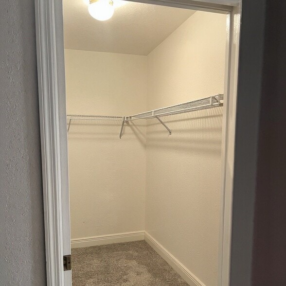 Building Photo - 711 SE 12th Ct