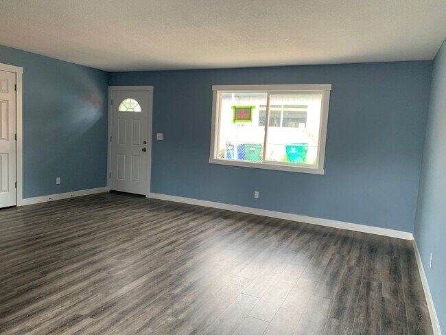 Building Photo - 5825-5825 SE 88th Ave