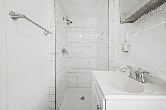 Building Photo - "Charming 1-Bed 1 bath in Englewood – Cozy 400 Sq Ft Living!"