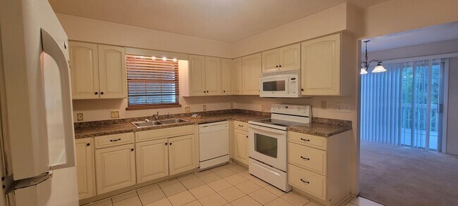 Building Photo - 3 Bedroom/ 2 Bath home in Black Acres(Close to UF)