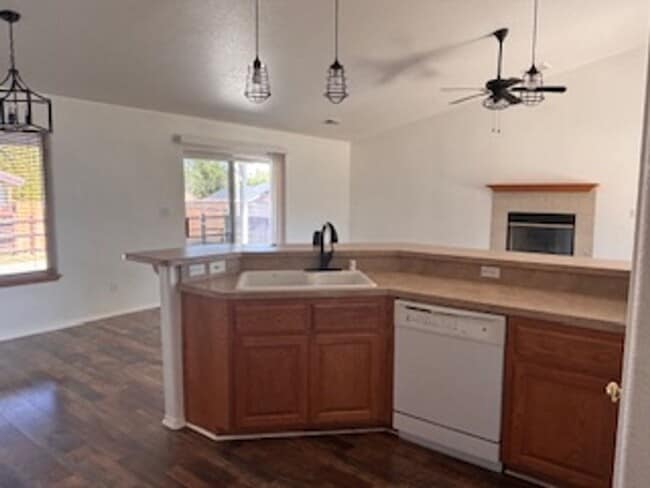 Building Photo - Corner lot in Golden Hills 3bdrm, 2 bath