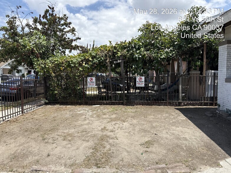 Building Photo - 860 W 56th St