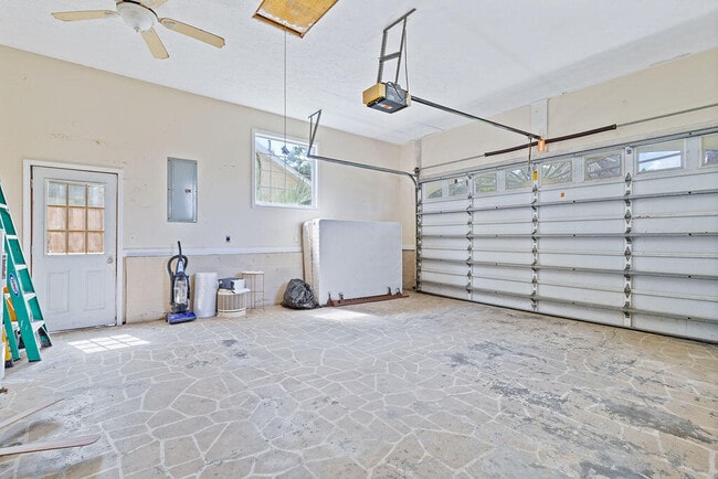Building Photo - 208 Palm Cir