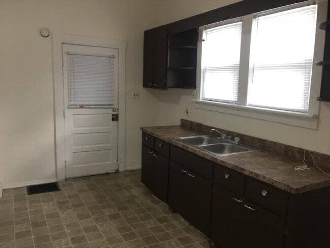 Building Photo - 1011 S 4th St