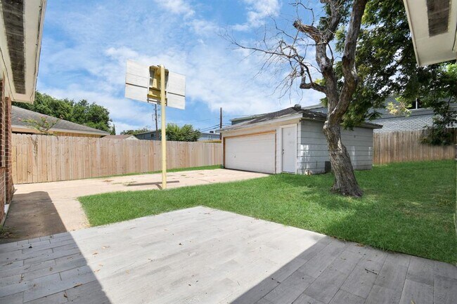 Building Photo - 9126 Troulon Dr