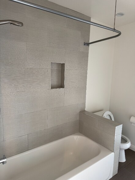 Building Photo - 154 S Grand Oaks Ave