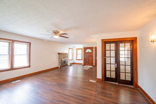 Building Photo - 433 N Randall St