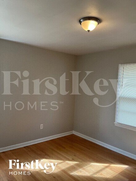 Building Photo - 1458 S White Station Rd