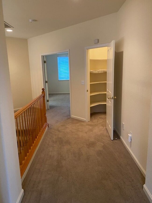 Building Photo - Rare Find! 5 bedroom spacious family home in a gated community Roseville.