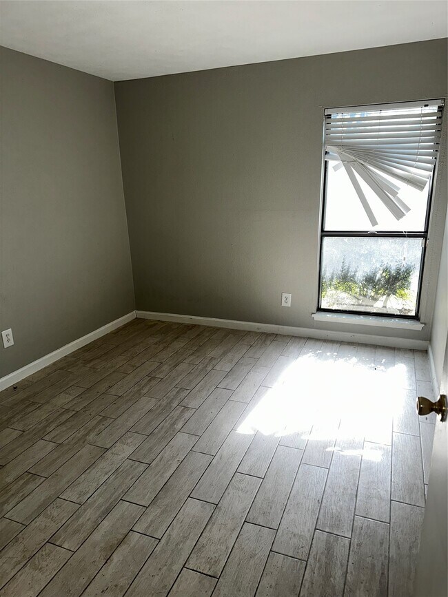 Building Photo - 635 Jeff Davis Dr