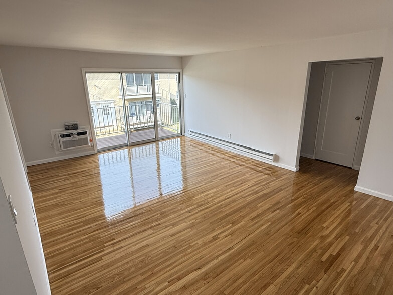 Building Photo - Continental Gardens