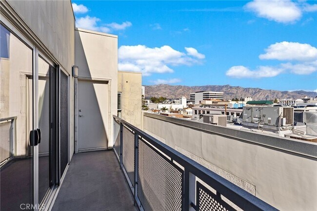 Building Photo - 159 W Green St