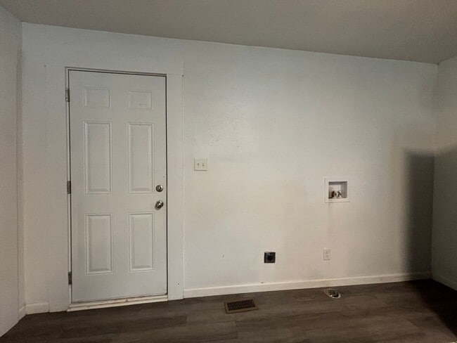 Building Photo - 3 bedroom 2 full bathroom home